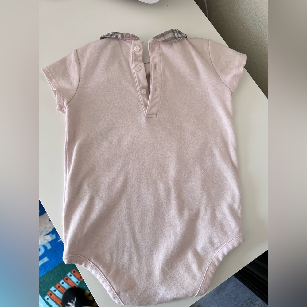 BURBERRY
Girls Light Pink Cotton Onesie with Plaid Peter Pan Collar - Picture 2 of 6